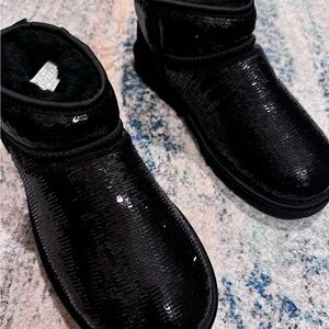 NWT Uggs black sequins size 8. Beautiful, never worn.